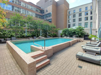 1200 Ouest Swimming pool and terrace